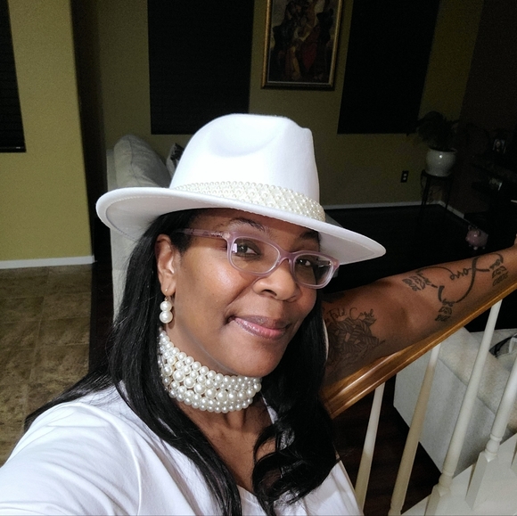 Meet your Posher, Queen - Picture 4 of 5